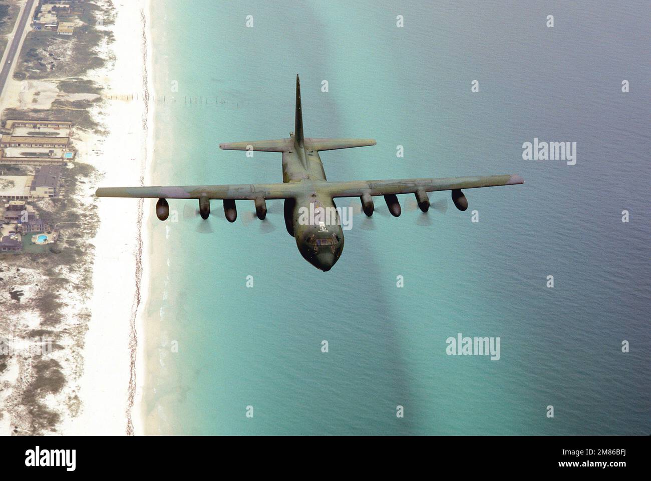 Air to air front, vue de dessus d'un C-130 Hercules du Commandement de la mobilité aérienne survolant la côte du golfe près de l'AFB d'Eglin, en Floride. Date exacte prise de vue inconnue. Pays : inconnu Banque D'Images