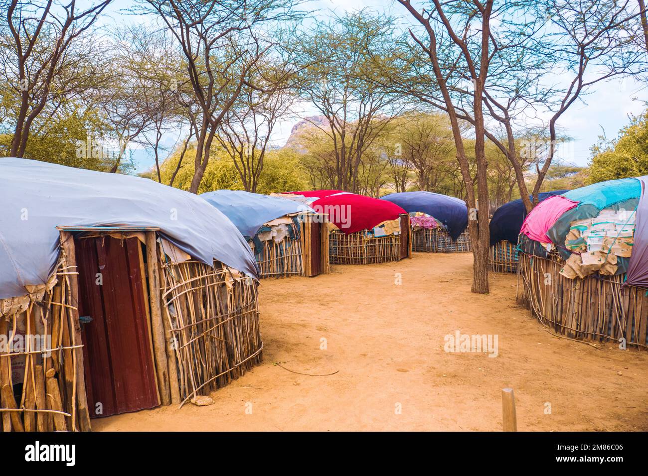 Maison traditionnelle masai manyatta aux contreforts des montagnes Ndoto dans le comté de Marsabit, Kenya Banque D'Images