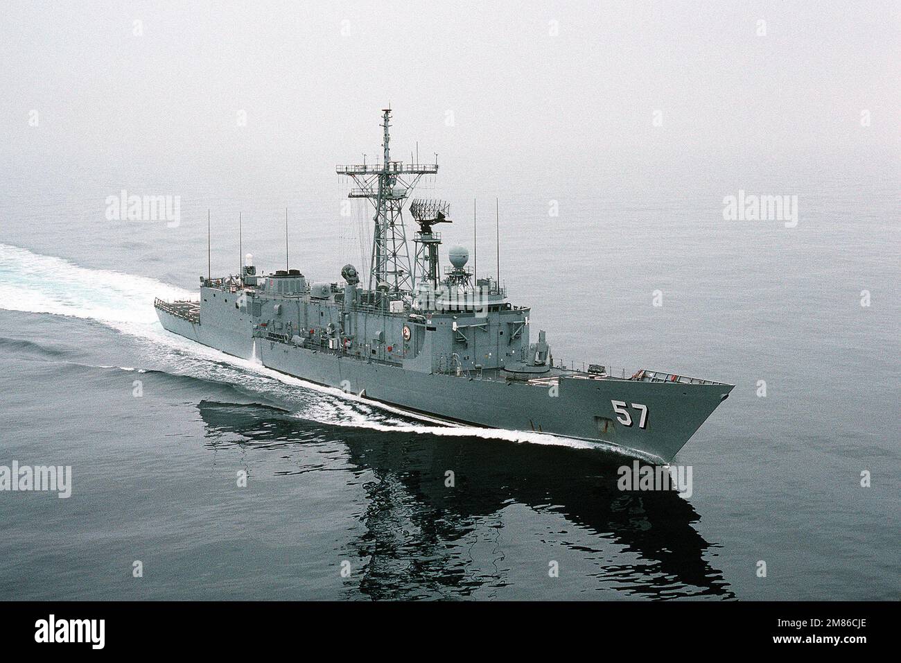 Une vue à tribord de l'arc de la frégate de missile guidé USS REUBEN JAMES (FFG-57) en cours au large de San Diego. Pays : Océan Pacifique (POC) Banque D'Images