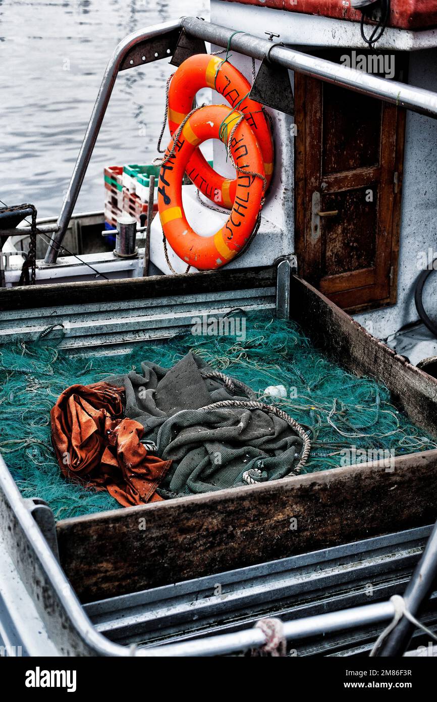 Petit bateau de pêche dans un port de pêche allemand. Travemünde / Allemagne Banque D'Images