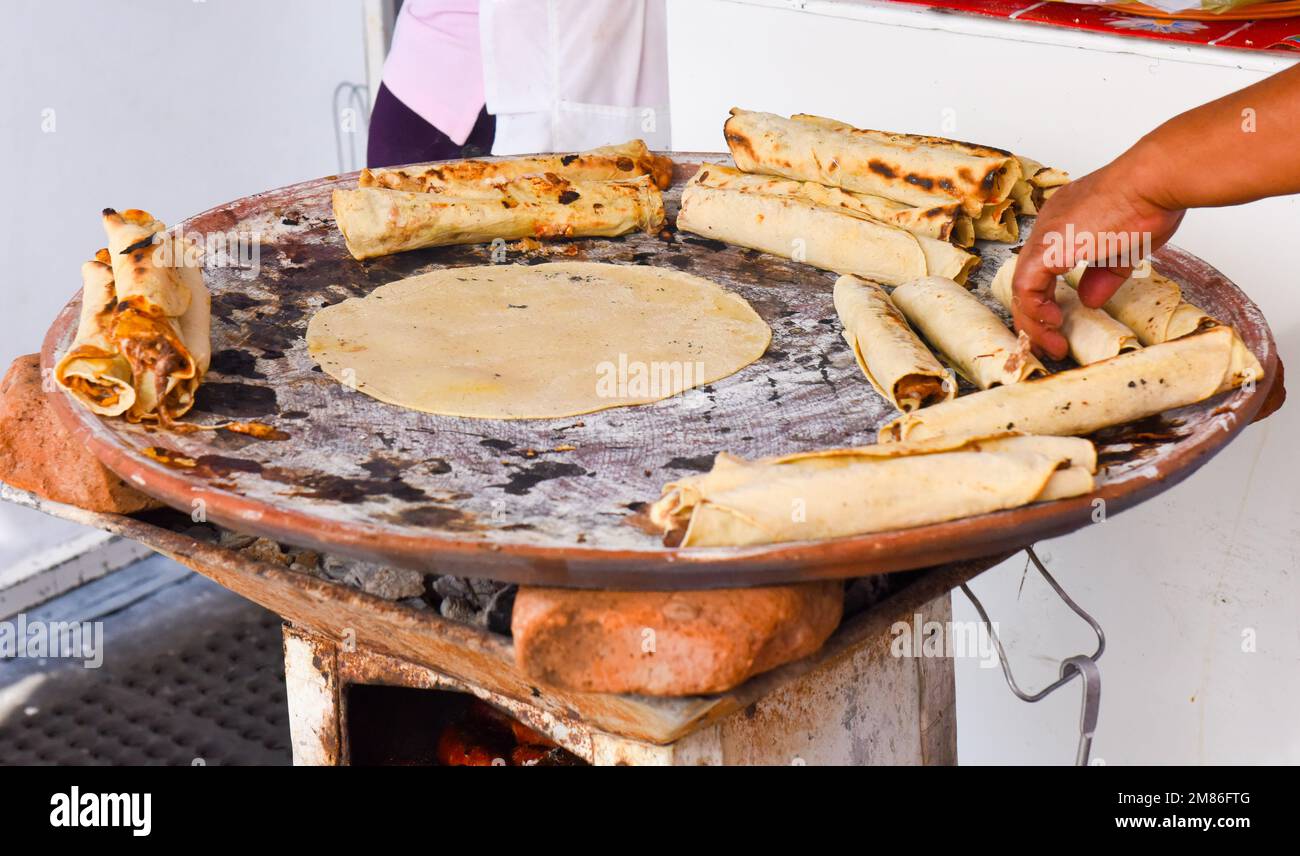 Tlayudas (grosses tortillas grillées) dans un restaurant de rue de la ville d'Oaxaca au Mexique Banque D'Images