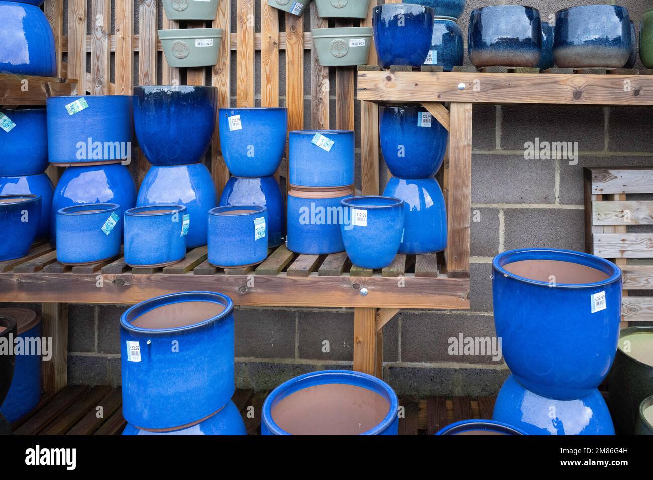 Jardinières modernes en céramique bleu à vendre dans un centre de jardin de Guisborough North Yorkshire Banque D'Images