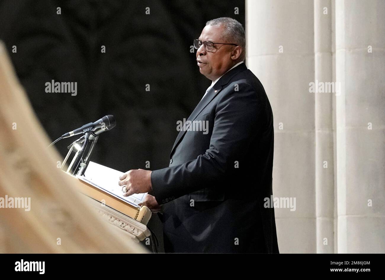 Washington, États-Unis d'Amérique. 12th janvier 2023. Le secrétaire à la Défense des États-Unis Lloyd J. Austin III fait des remarques jeudi à l'occasion d'un service commémoratif pour l'ancien secrétaire à la Défense des États-Unis Ashton Baldwin carter, dans la cathédrale nationale de Washington, à Washington, DC, 12 janvier 2023. Crédit: Chris Kleponis/Pool/Sipa USA crédit: SIPA USA/Alay Live News Banque D'Images