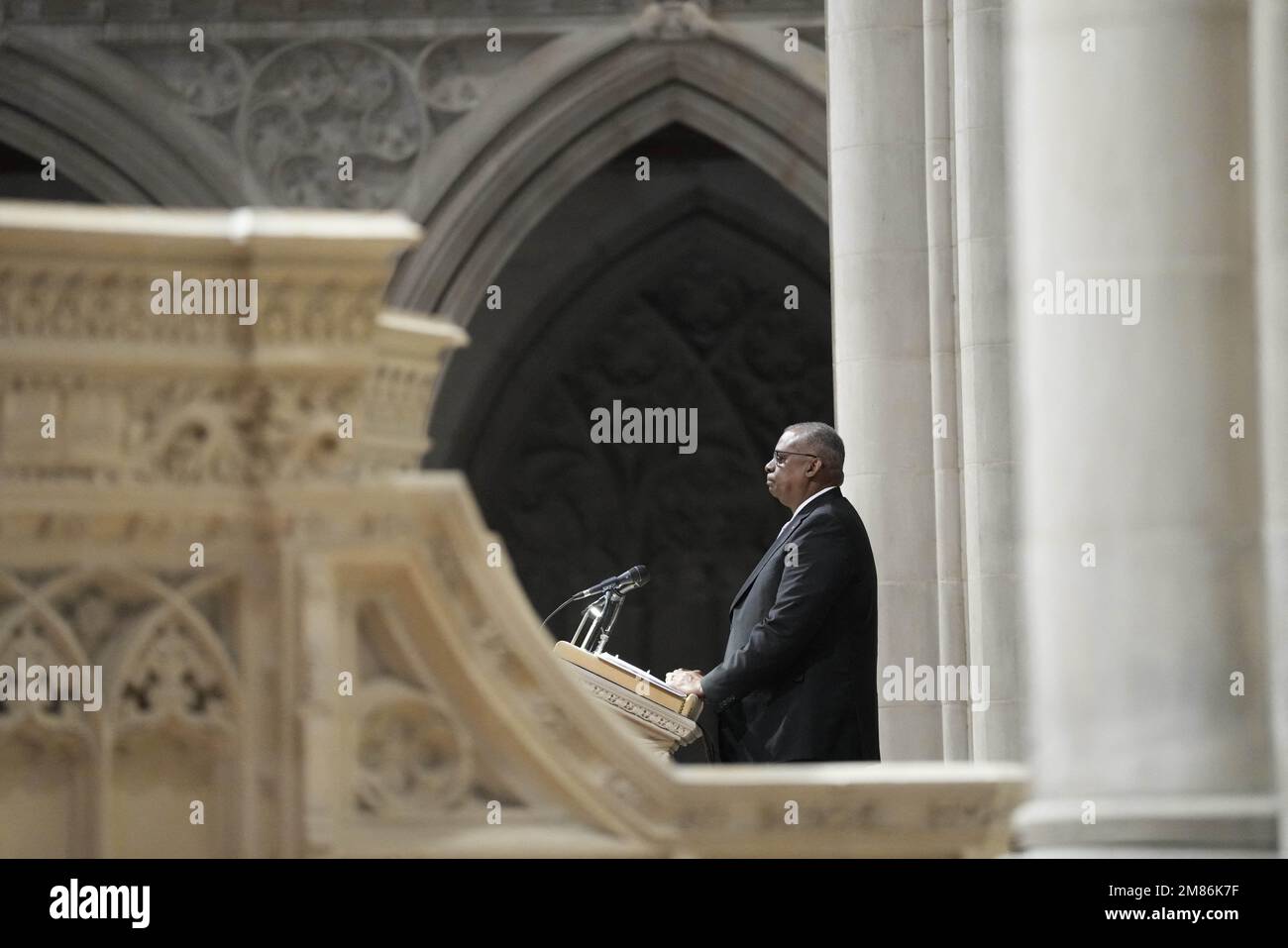 Le secrétaire à la Défense des États-Unis Lloyd J. Austin III fait des remarques jeudi à l'occasion d'un service commémoratif pour l'ancien secrétaire à la Défense des États-Unis Ashton Baldwin carter, dans la cathédrale nationale de Washington, à Washington, DC, 12 janvier 2023. Crédit: Chris Kleponis / piscine via CNP Banque D'Images