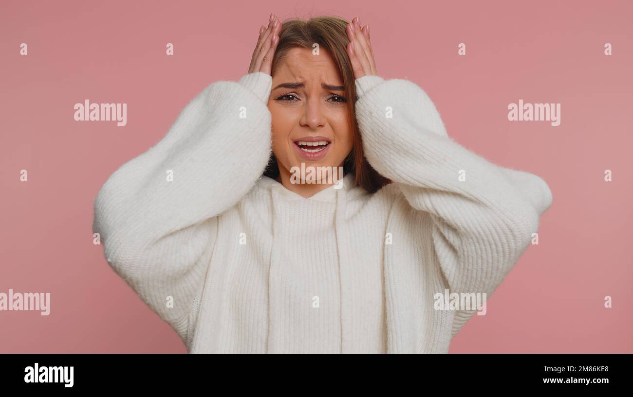 Jeune jolie femme sentiment de désespoir solitude, la rupture nerveuse, perd de devenir surpris par les résultats de loterie, la mauvaise fortune, la perte, les nouvelles malchanceux. Fille caucasienne isolée sur fond rose studio Banque D'Images