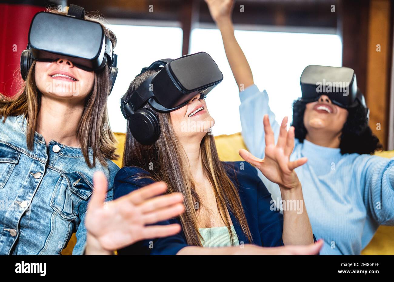 Amis femmes de Room Mate s'amuser avec le casque vr à la maison - réalité virtuelle et concept de jeu métaverse avec les jeunes qui s'amusent à jouer togeth Banque D'Images