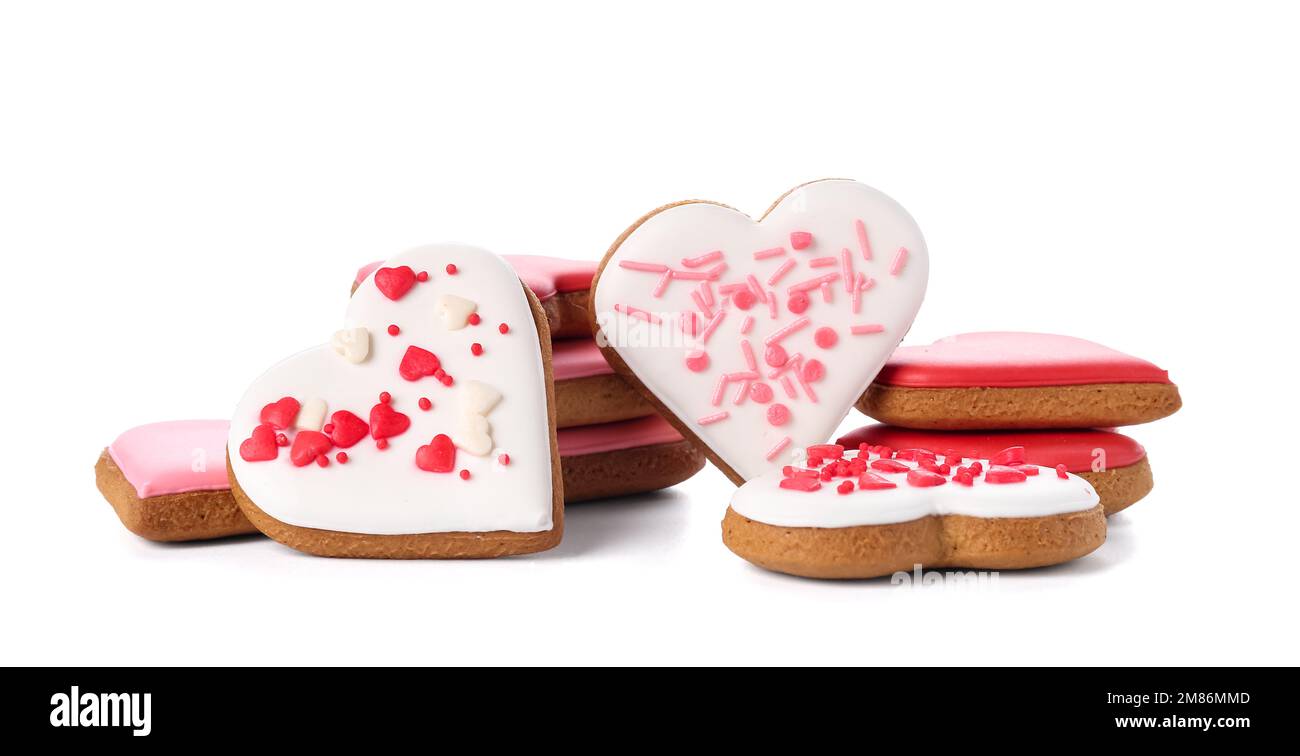 Tas de biscuits doux en forme de coeur isolés sur fond blanc. Célébration de la Saint-Valentin Banque D'Images