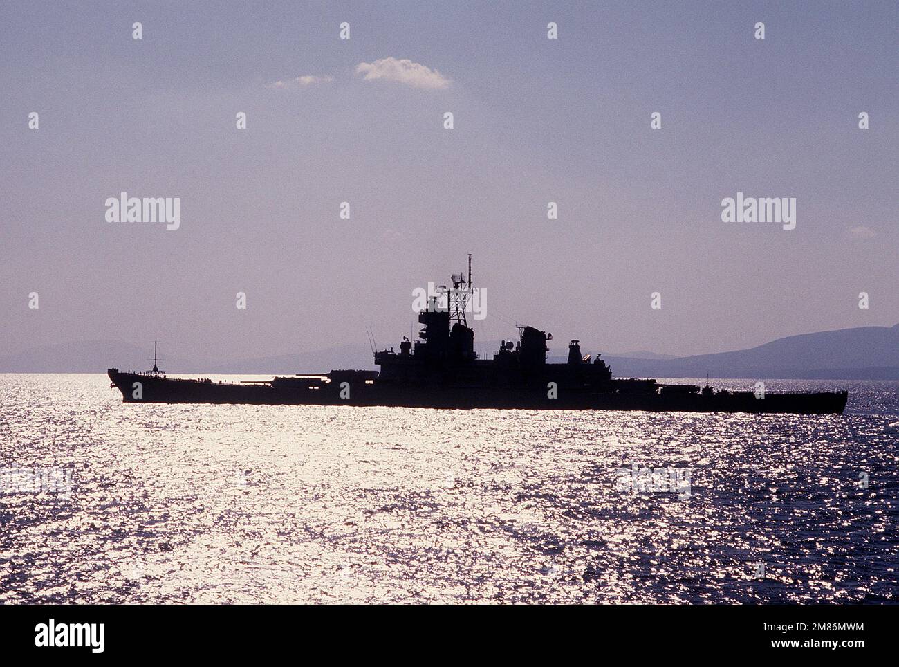 Une vue imprenable sur le port du cuirassé USS MISSOURI (BB-63) en cours au large de la Turquie. Le MISSOURI est en croisière dans le monde entier. Pays: Mer méditerranée (MED) Banque D'Images