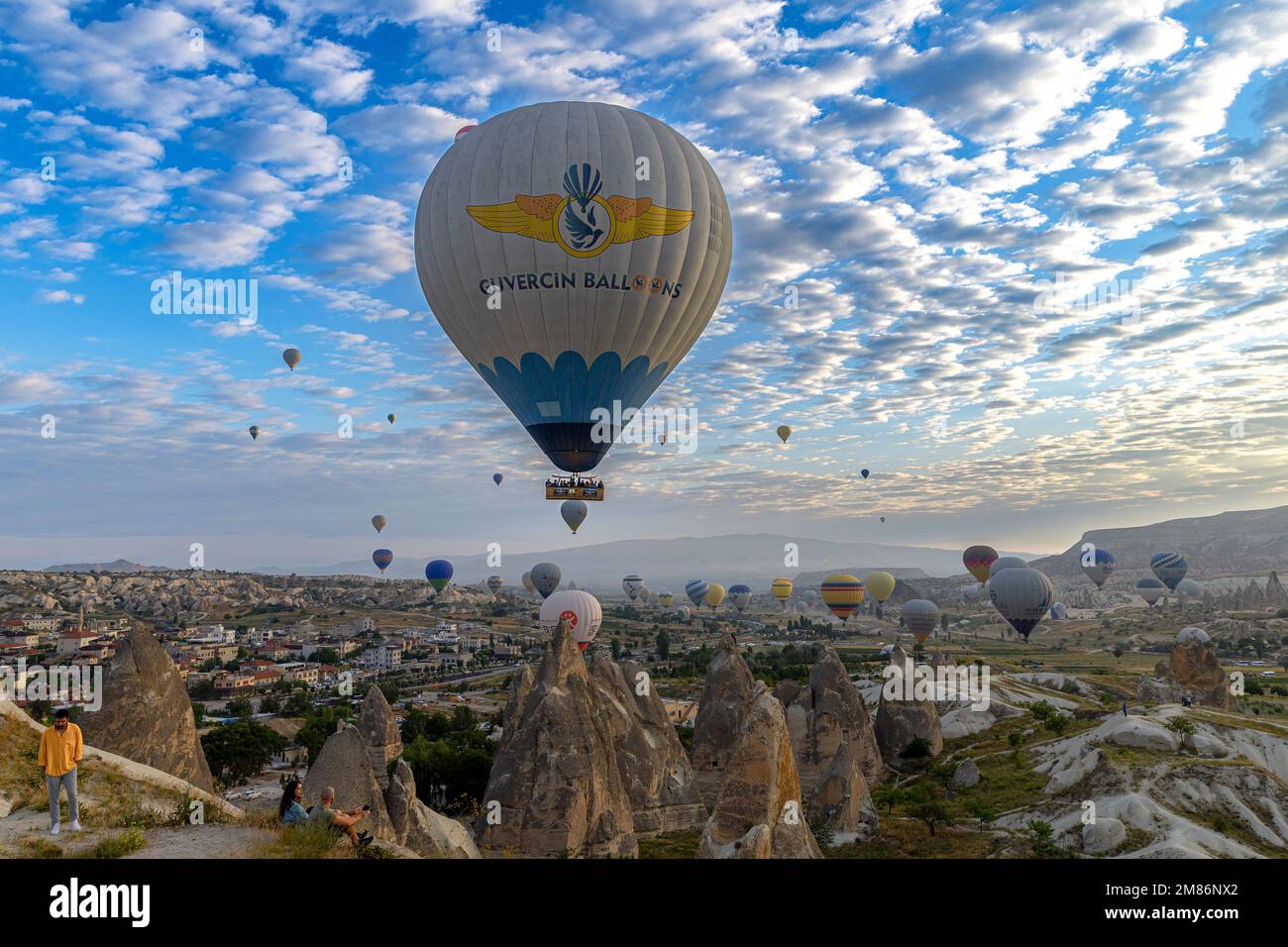 GÖREME/TURQUIE - 30 juin 2022 : des ballons à air chaud s'élèvent dans le ciel à l'aube dans les vallées de la cappadoce Banque D'Images