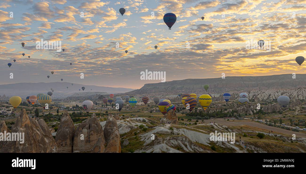 GÖREME/TURQUIE - 30 juin 2022: Montgolfière vole dans le ciel à l'aube Banque D'Images