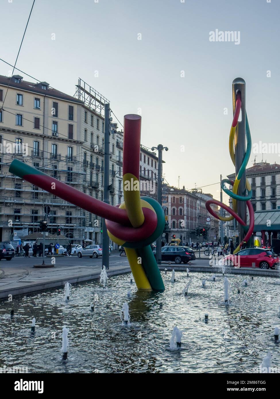 Gare de Milano Cadorna avec la sculpture 'aiguille, filetage et Knot' du célèbre artiste: Claes Oldenburg Banque D'Images