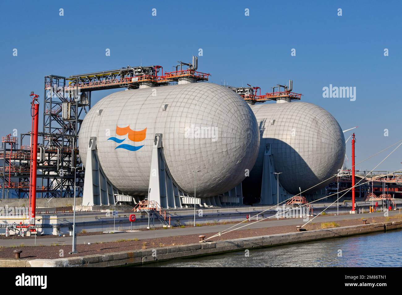 Anvers, Belgique - août 2022 : grands réservoirs de stockage de gaz liquéfiés Banque D'Images