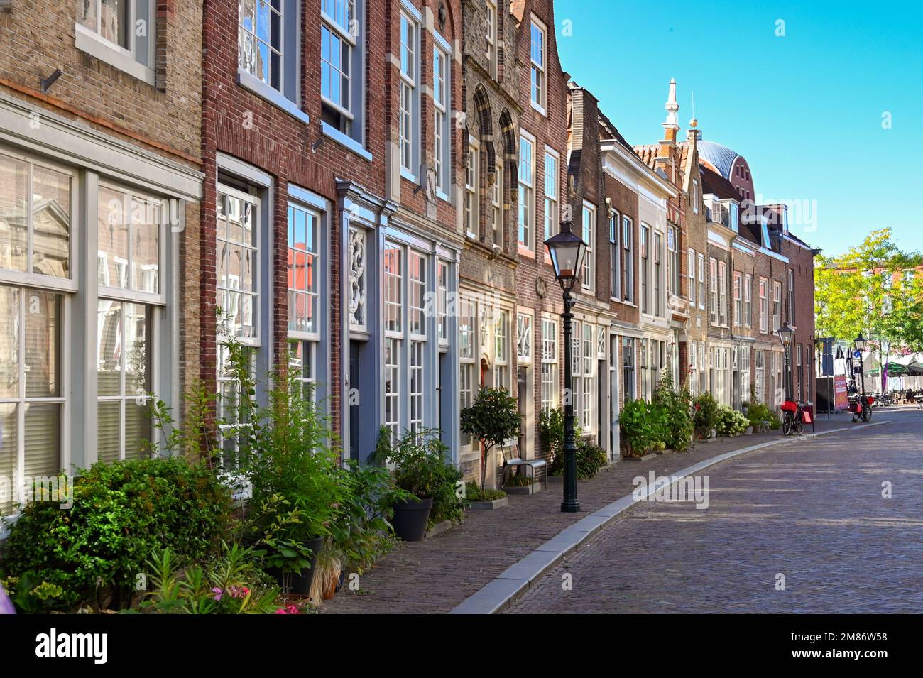 Dordrecht, pays-Bas - août 2022 : rangée de maisons mitoyennes traditionnelles près du centre-ville Banque D'Images