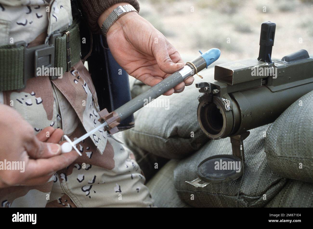 Un aviateur se prépare à charger une fusée de sous-calibre M-73 dans une arme antichar légère M-72 pendant le Silver Flag Alpha, un programme de formation de la police de sécurité mettant l'accent sur la formation aux armes de combat et la défense des ressources prioritaires sur une base aérienne. Sujet opération/série: SILVER FLAG ALPHA État: Nevada (NV) pays: États-Unis d'Amérique (USA) Banque D'Images Un aviateur se prépare à charger une fusée de sous-calibre M-73 dans une arme antichar légère M-72 pendant le Silver Flag Alpha, un programme de formation de la police de sécurité mettant l'accent sur la formation aux armes de combat et la défense des ressources prioritaires sur une base aérienne. Sujet opération/série: SILVER FLAG ALPHA État: Nevada (NV) pays: États-Unis d'Amérique (USA) Banque D'Images