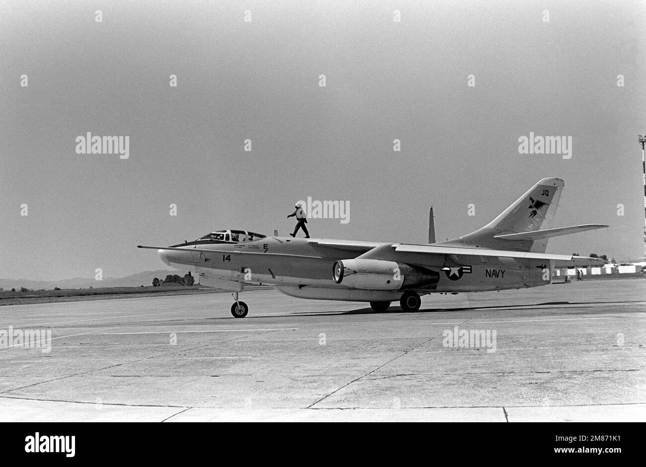Un équipage de vol traverse le sommet d'un aéronef de reconnaissance aérienne de la flotte 2 (VQ-2) EA-3B Skywarrior après un contrôle en amont. Base: Naval Air Station, Sigonella État: Sicile pays: Italie (ITA) Banque D'Images