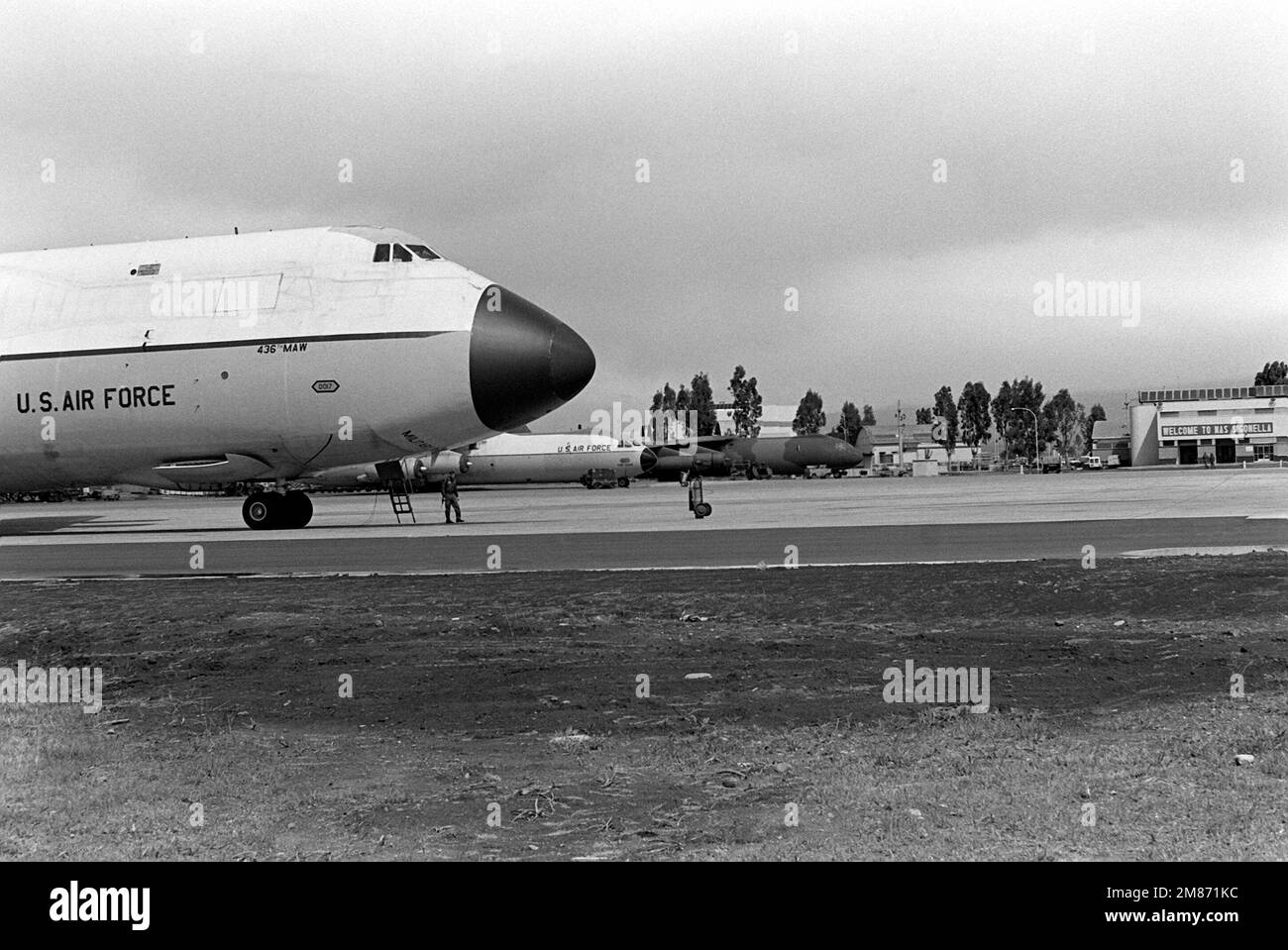 Un avion Galaxy C-5A de la US Air Force, un arrière-plan et deux avions Starlifter C-141b de la Air Force sont installés sur la ligne de vol pendant une escale à la station aérienne. Base: Naval Air Station, Sigonella État: Sicile pays: Italie (ITA) Banque D'Images