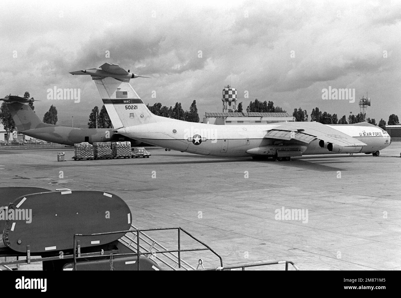 Une paire de Starlifter C-141b de la US Air Force s'assoient sur la ligne de vol lors d'une escale à la station aérienne. Base: Naval Air Station, Sigonella État: Sicile pays: Italie (ITA) Banque D'Images