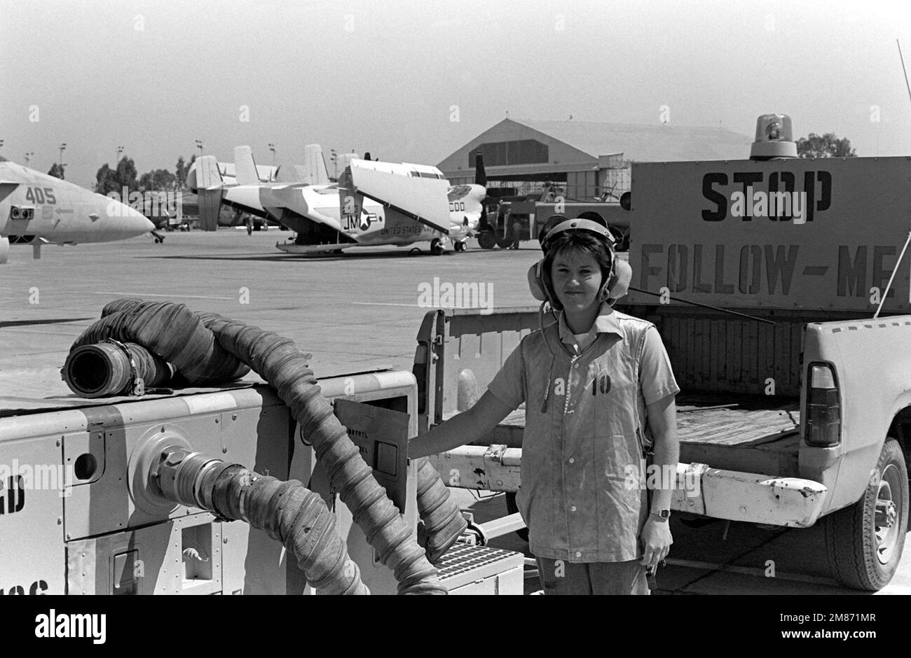 Un aviateur de la division de ligne transitoire se trouve à côté d'une remorque d'entretien d'avion sur la ligne de vol. Base: Naval Air Station, Sigonella État: Sicile pays: Italie (ITA) Banque D'Images