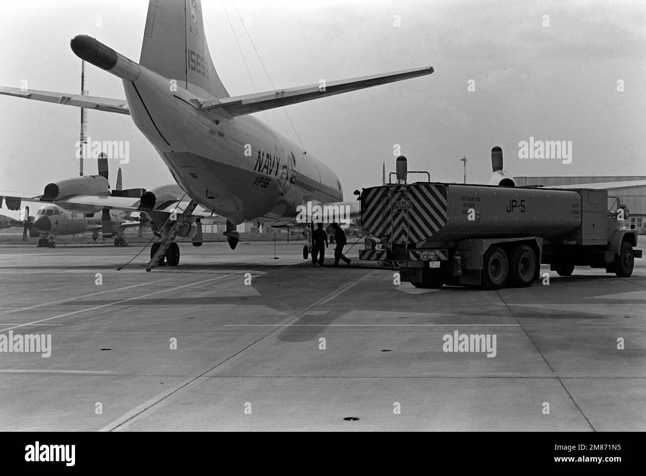 Un aéronef P-3C Orion du Escadron de patrouille 56 (VP-56) est ravitaillé sur la ligne de vol. Base: Naval Air Station, Sigonella État: Sicile pays: Italie (ITA) Banque D'Images