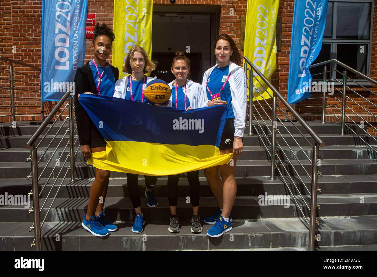 Quatre filles, membres de l'équipe de basket 3x3 du Collège de culture physique Ivano-Frankisvsk, lauréates des Jeux sportifs universitaires européens, Lodz, Pologne, 2022 Banque D'Images