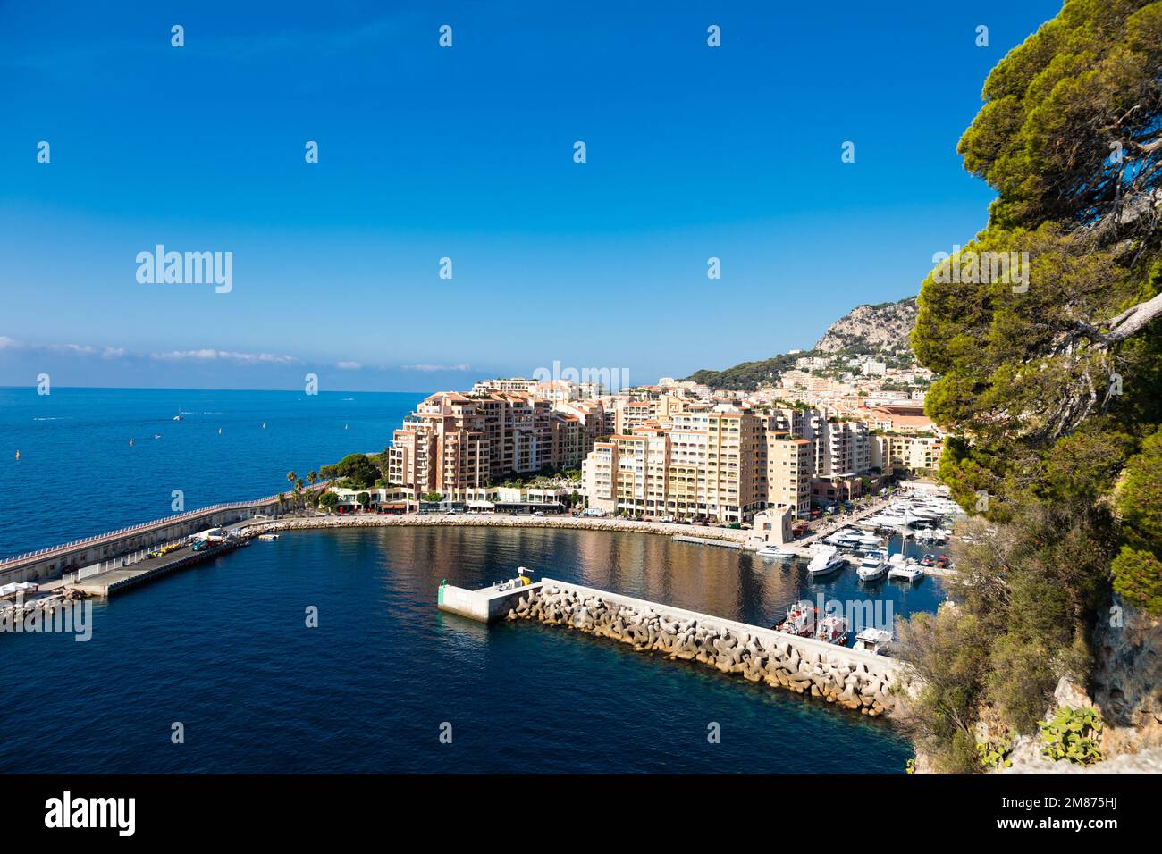 Montecarlo, Monaco - août 2022 : vue panoramique sur le port de Fontvielle avec ciel bleu et mer Banque D'Images