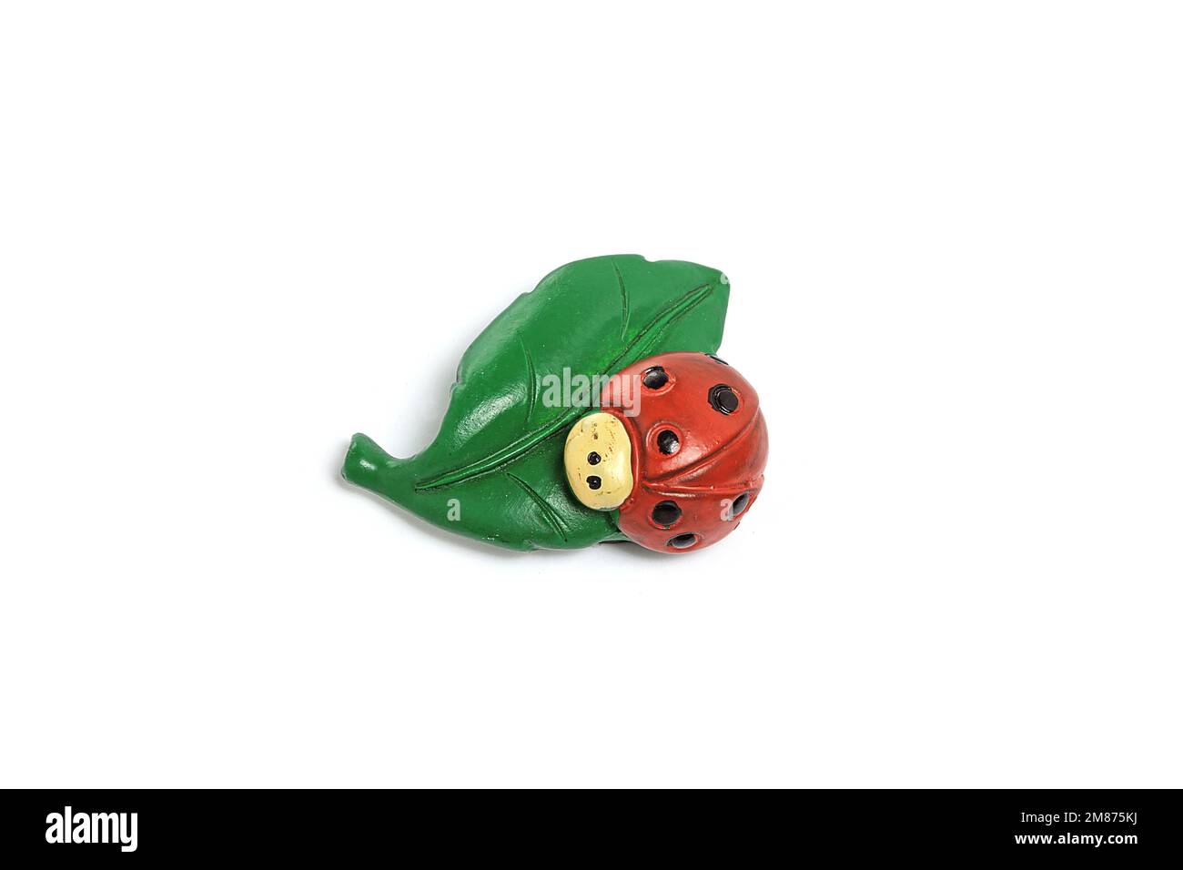 Gadgets en bois, gadgets en tissu et gadgets en céramique, de formes diverses. Arbre, porte-clés, nains, objets décoratifs, marionnettes, porte-bougie, antidérapant Banque D'Images