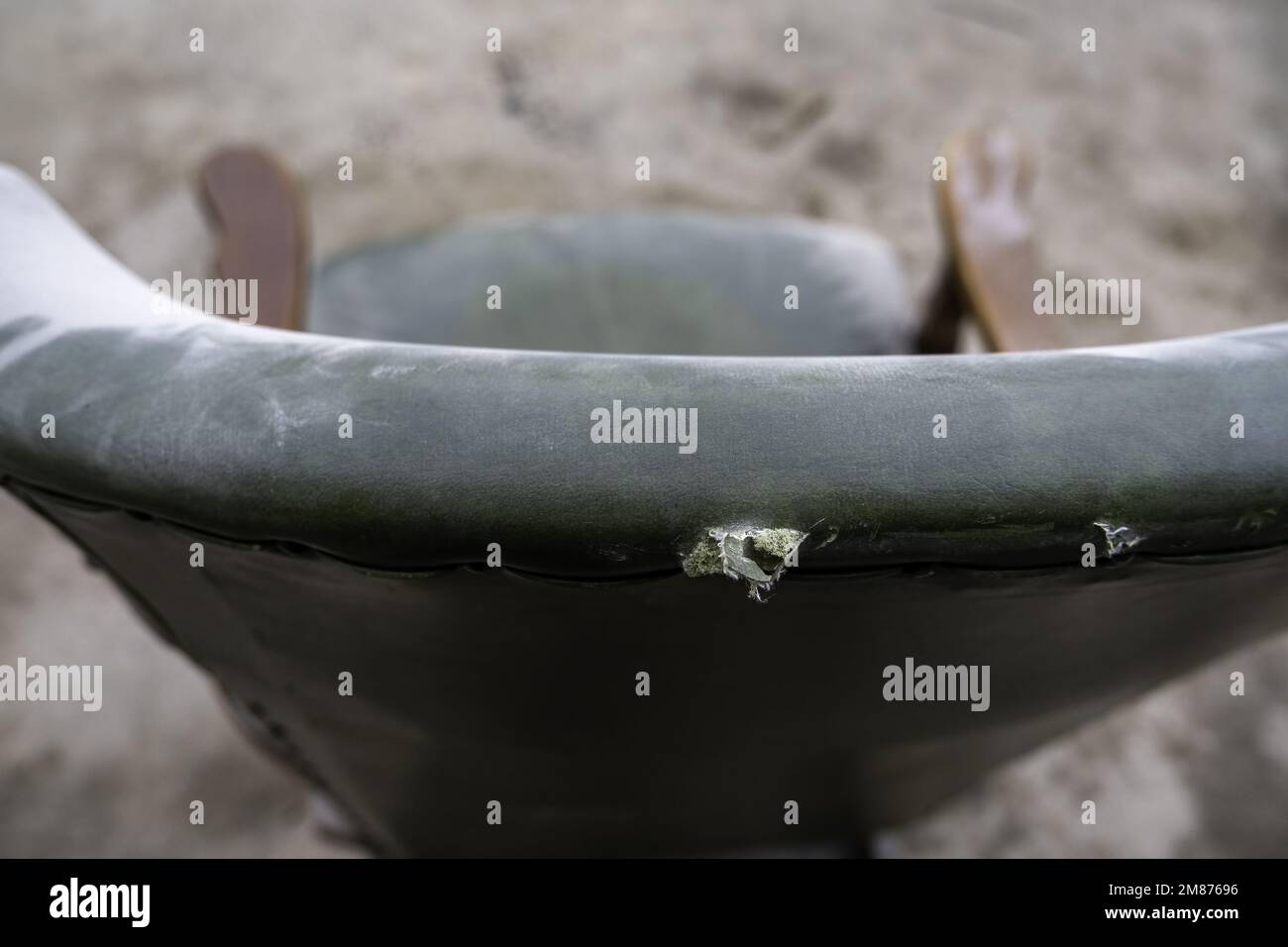 Détail de l'ancienne chaise longue dans la poubelle Banque D'Images