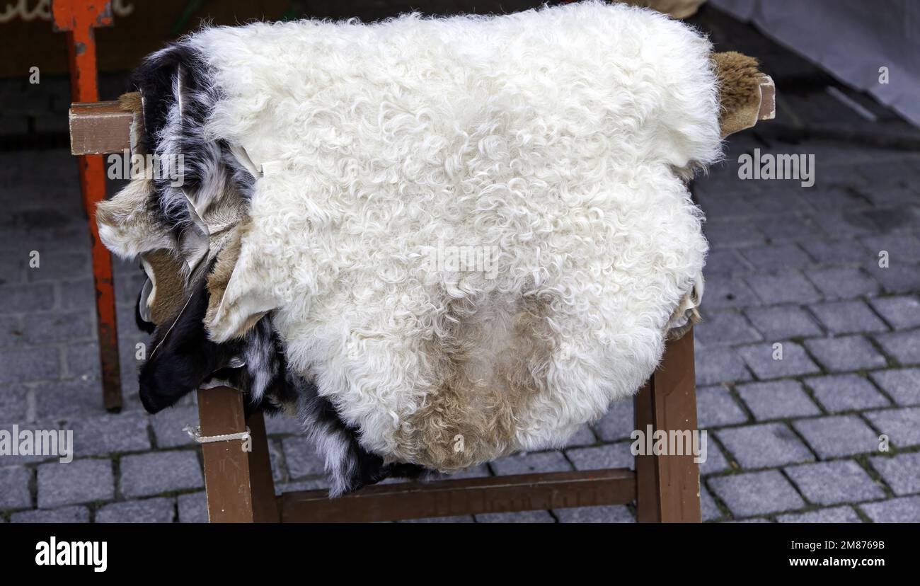 Détail des peaux d'animaux dans un vieux marché Banque D'Images