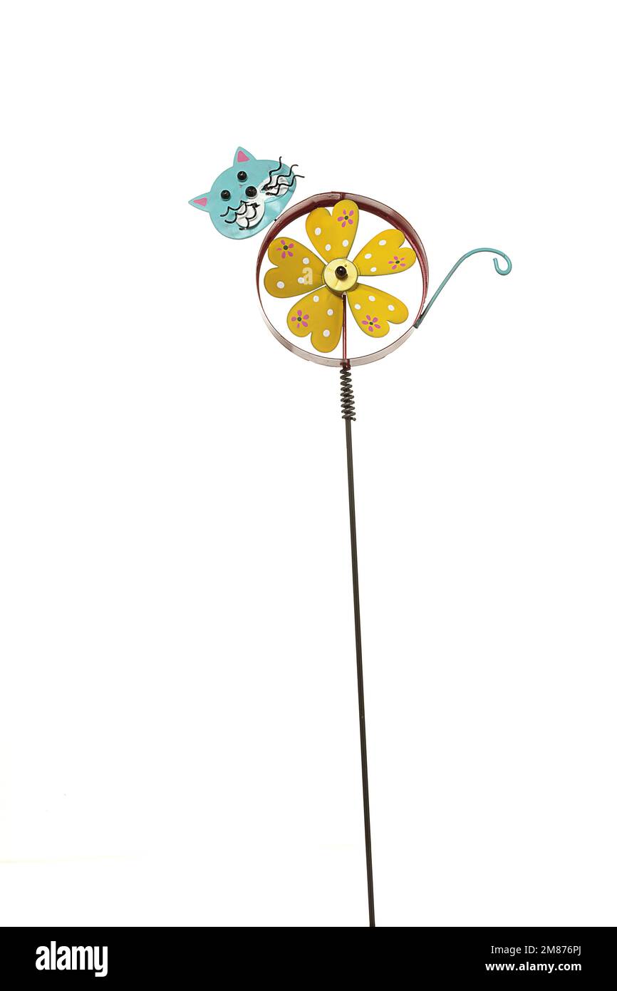 Gadgets en bois, gadgets en tissu et gadgets en céramique, de formes diverses. Arbre, porte-clés, nains, objets décoratifs, marionnettes, porte-bougie, antidérapant Banque D'Images