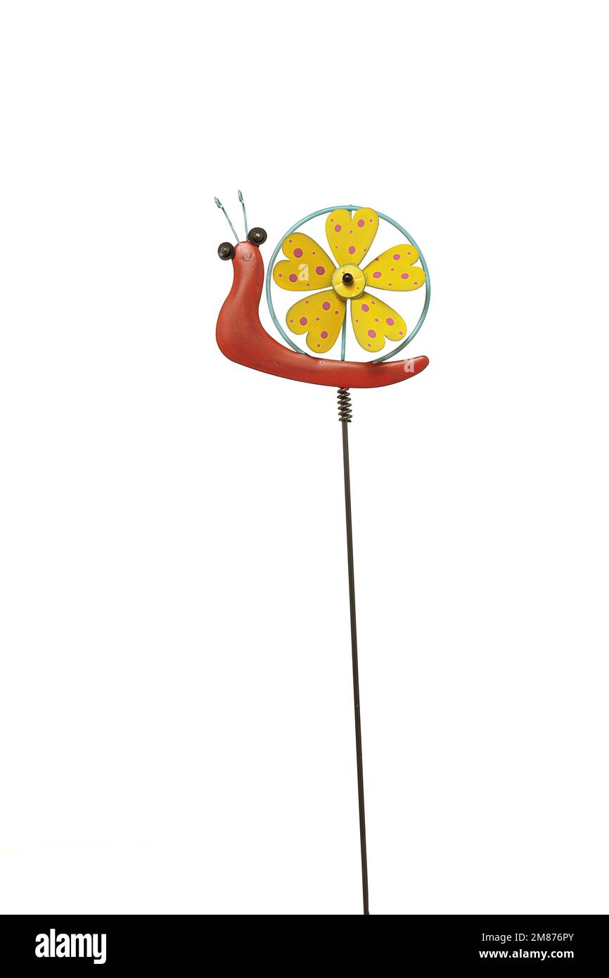 Gadgets en bois, gadgets en tissu et gadgets en céramique, de formes diverses. Arbre, porte-clés, nains, objets décoratifs, marionnettes, porte-bougie, antidérapant Banque D'Images