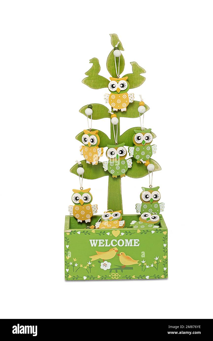 Gadgets en bois, gadgets en tissu et gadgets en céramique, de formes diverses. Arbre, porte-clés, nains, objets décoratifs, marionnettes, porte-bougie, antidérapant Banque D'Images