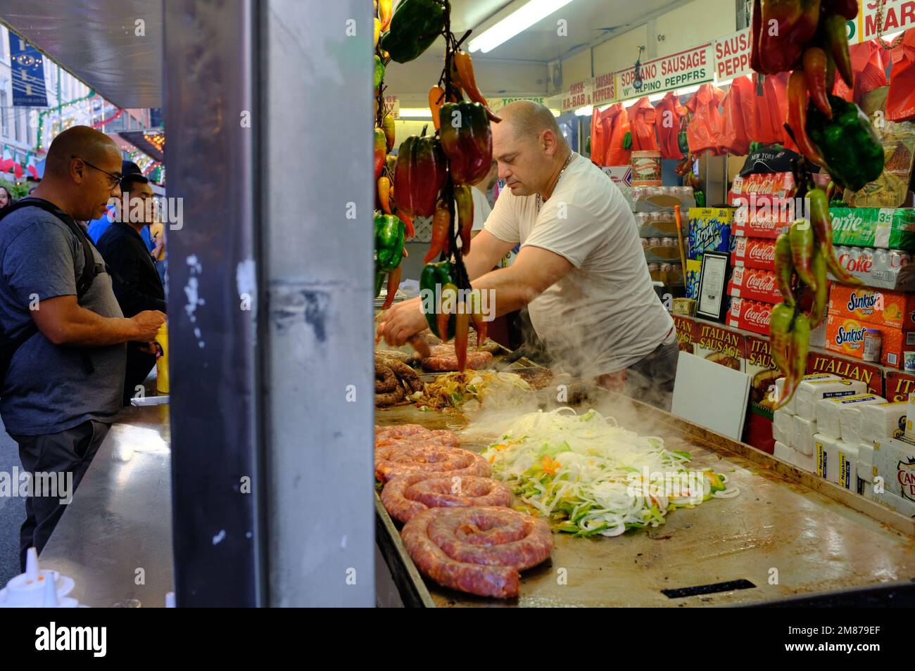 Un vendeur de nourriture grill des saucisses italiennes dans Little Italy pendant le San Gennaro Festival.Manhattan.New York City.USA Banque D'Images