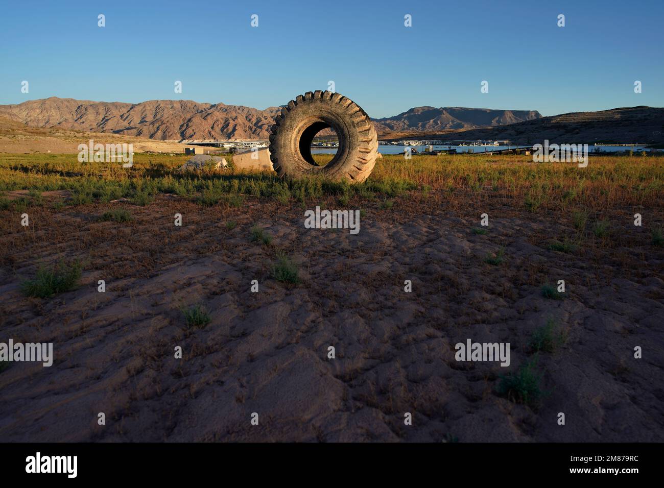 A truck tire once in the water as part of a marina sits on dry ground as water levels have dropped near the Callville Bay Resort & Marina in the Lake Mead National Recreation Area, Tuesday, Aug. 30, 2022, near Boulder City, Nev. (AP Photo/John Locher) Banque D'Images