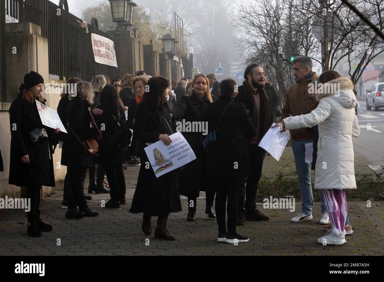 Vila Nova de Gaia, Portugal. 12th janvier 2023. Les manifestants se réunissent avec des pancartes exprimant leur opinion au cours de la manifestation. Les enseignants protestent devant Escola Secundaria Antonio Sergio, réclamant des augmentations de salaire, l'avancement de carrière. Crédit : SOPA Images Limited/Alamy Live News Banque D'Images