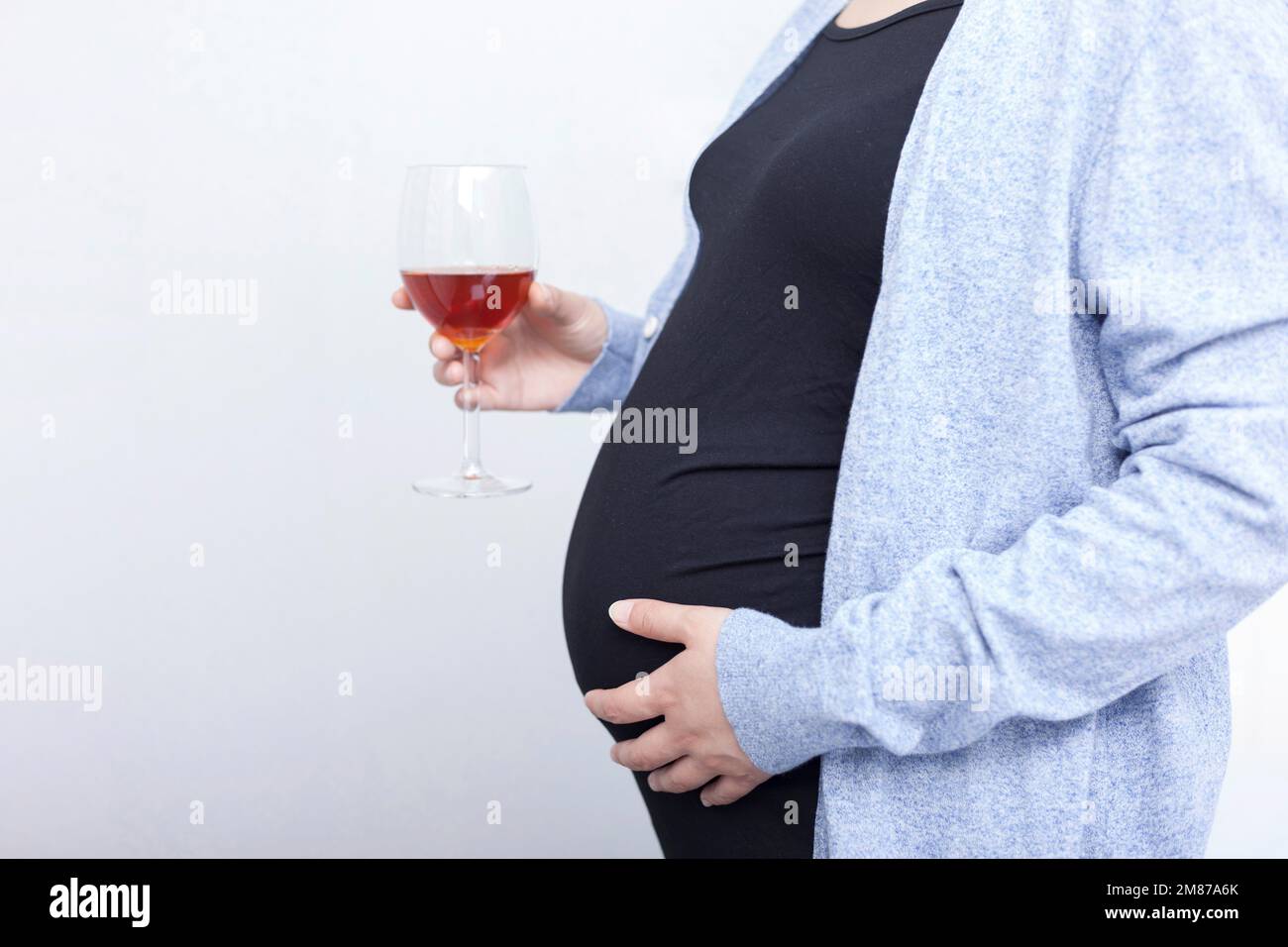 Mauvaises habitudes alimentaires, femmes enceintes femmes enceintes avec du vin Banque D'Images