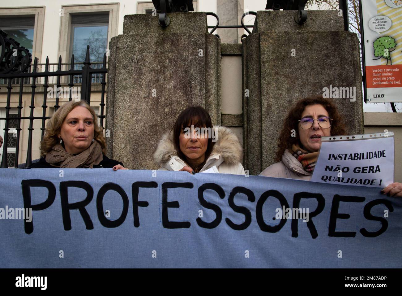 Vila Nova de Gaia, Portugal. 12th janvier 2023. Les manifestants tiennent une bannière exprimant leur opinion pendant la manifestation. Les enseignants protestent devant Escola Secundaria Antonio Sergio, réclamant des augmentations de salaire, l'avancement de carrière. Crédit : SOPA Images Limited/Alamy Live News Banque D'Images