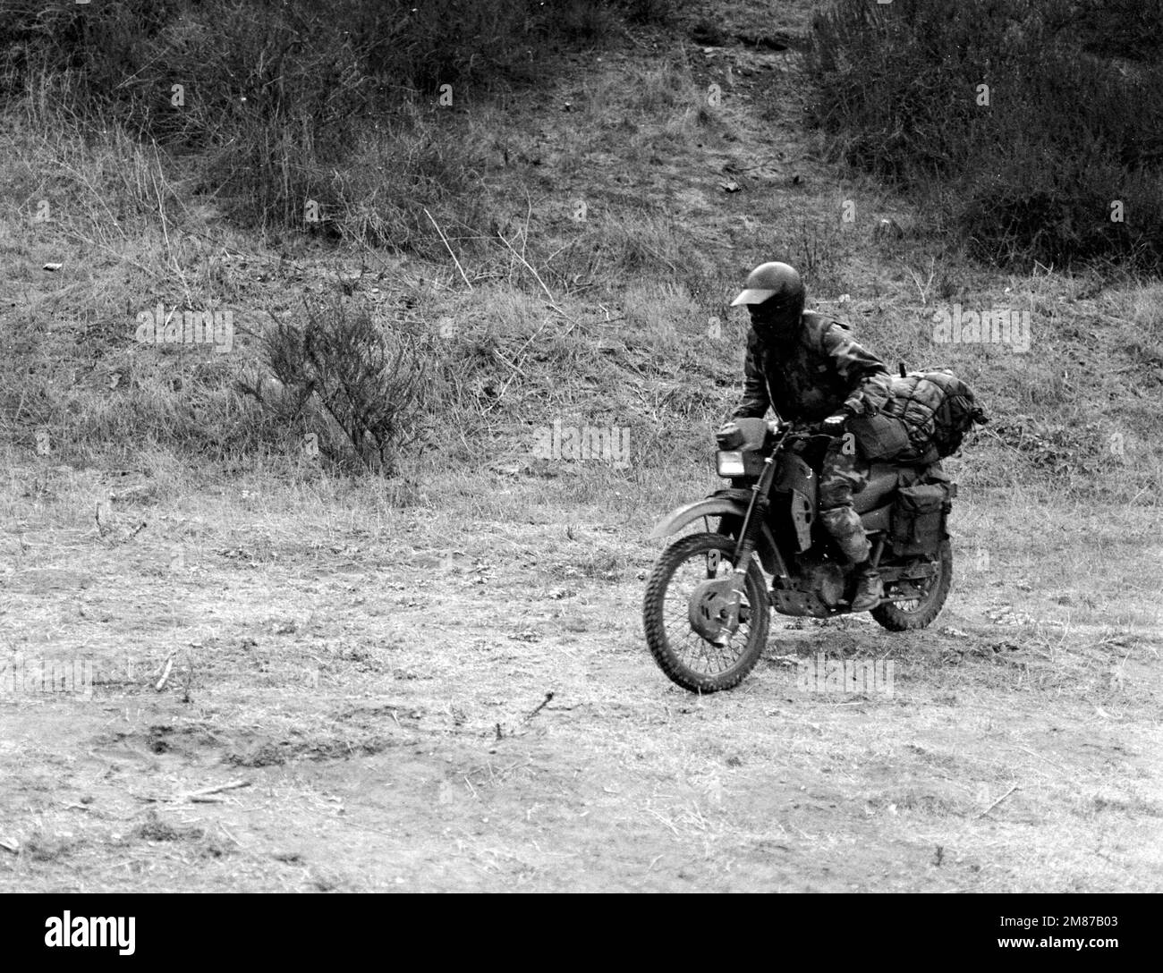 Un messager de la Marine fait une moto pendant l'exercice d'assaut amphibie opération Kernal Blitz '87-2. Base: Corps de marine base Camp Pendleton État: Californie (CA) pays: Etats-Unis d'Amérique (USA) Banque D'Images