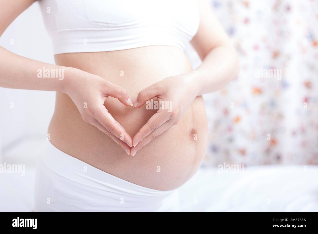 Les femmes enceintes de toucher le ventre Banque D'Images