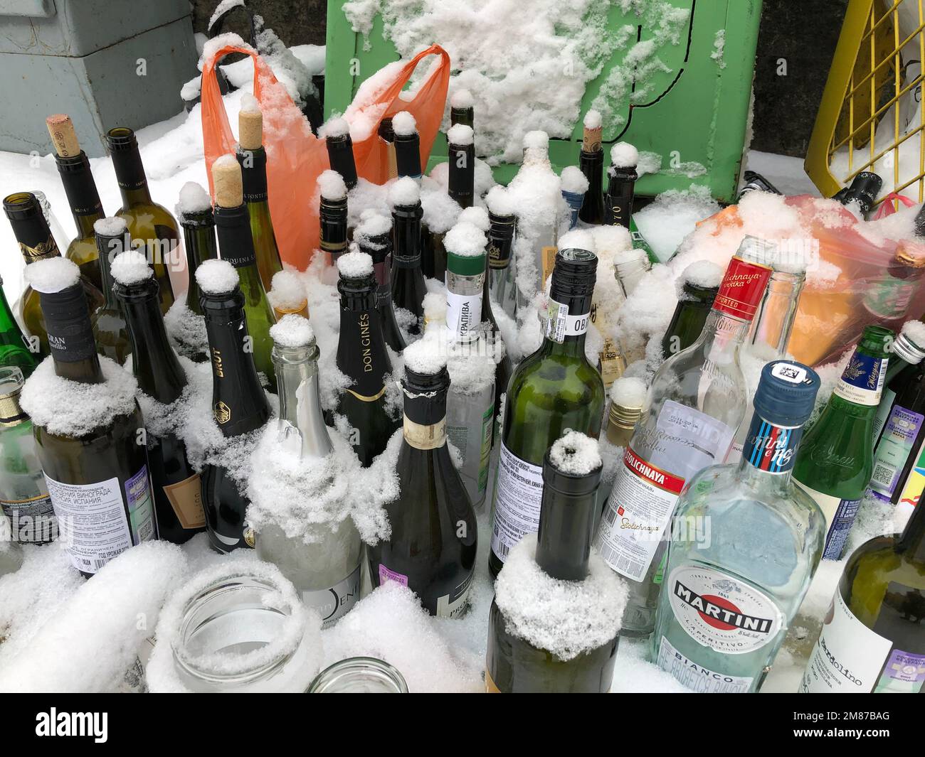 St. Petersbourg Russie 12 janvier 2023, bouquet de bouteilles vides, alcoolisme, boissons fortes hiver, gueule de bois Banque D'Images