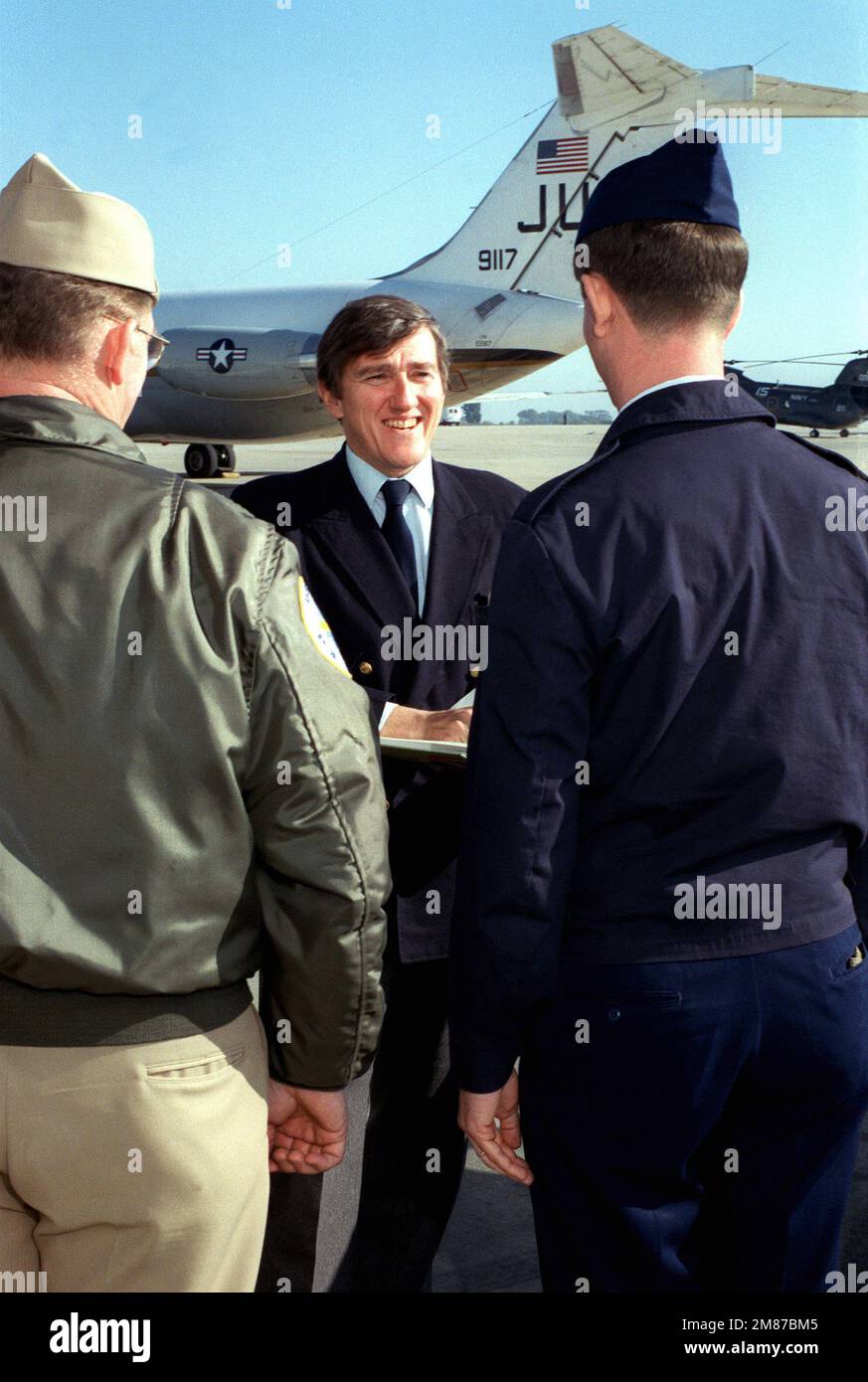 Le secrétaire de la Marine, John F. Lehman Jr., signe un carnet d’autographes pour un membre du Fleet Air reconnaissance Squadron 2 (VQ-2) lors de sa visite à l’escadron. Base: Station navale, Rota pays: Espagne (ESP) Banque D'Images