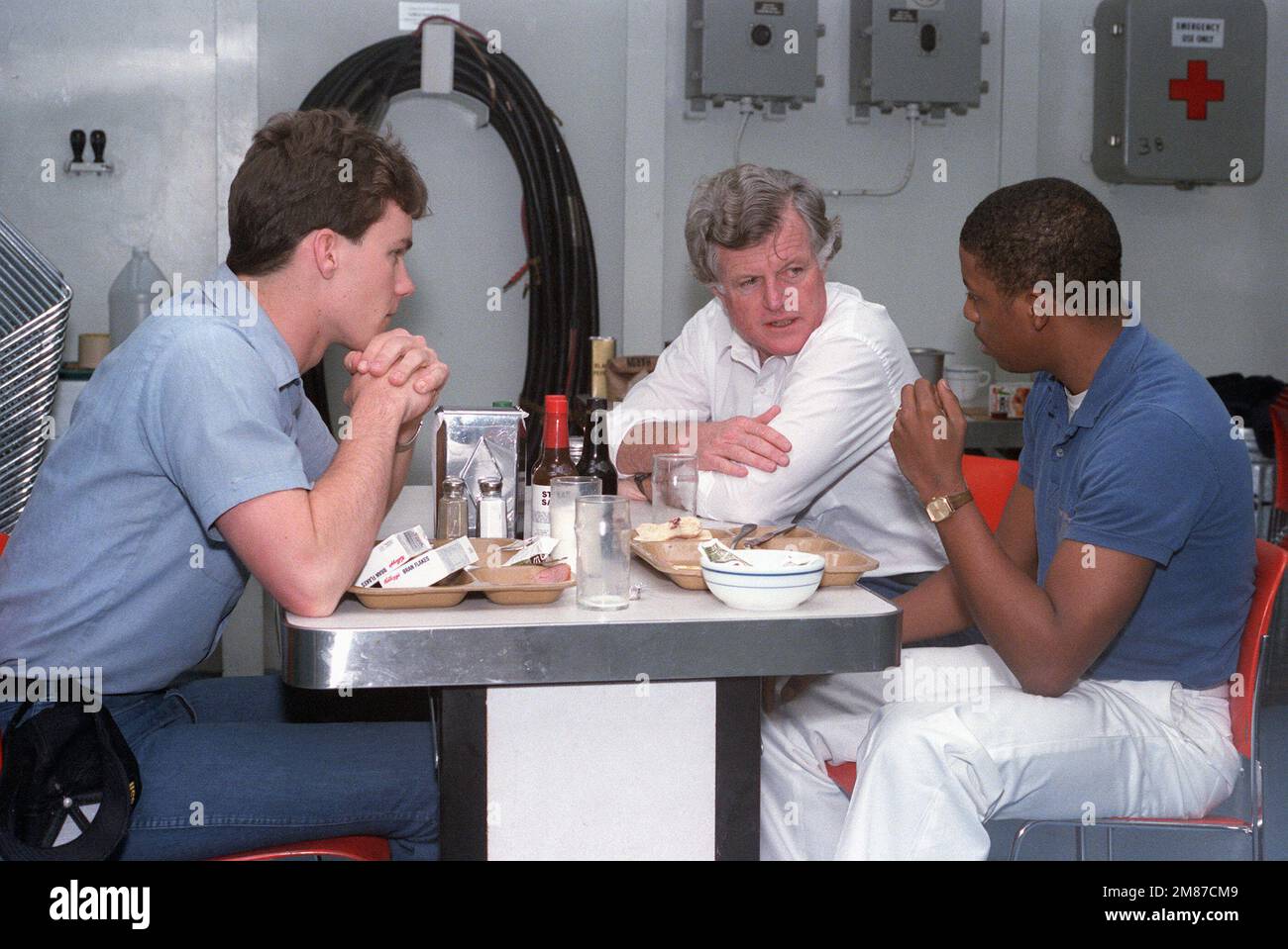 Le sénateur Edward Kennedy, du D-Massachusetts, discute avec les membres de l'équipage à bord du porte-avions à propulsion nucléaire USS THEODORE ROOSEVELT (CVN 71). Base : USS Theodore Roosevelt (CVN 71) Banque D'Images