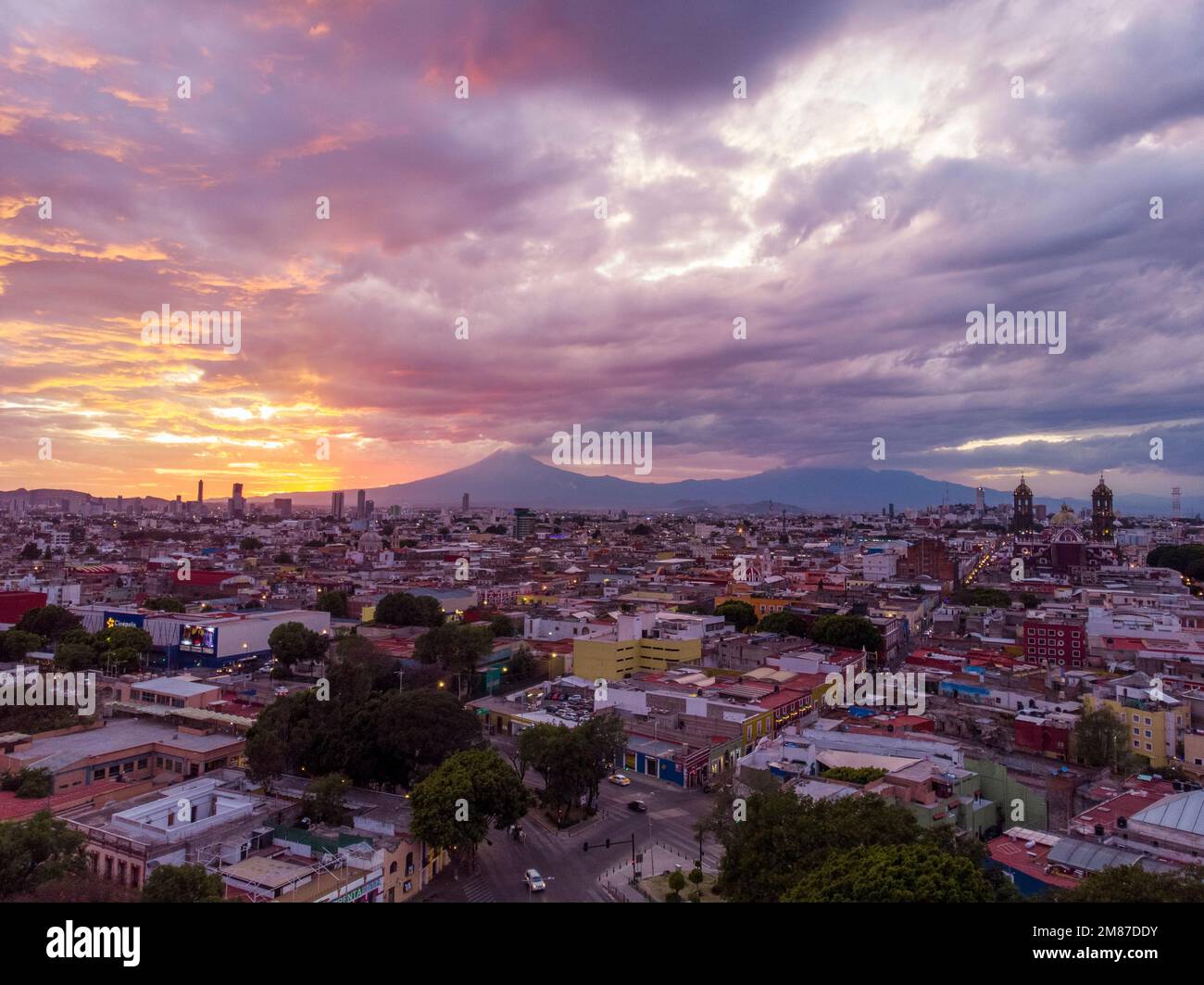 Puebla au coucher du soleil spectaculaire tir de drone aérien du centre-ville de Puebla de Zaragoza, état de Puebla, Mexique Banque D'Images