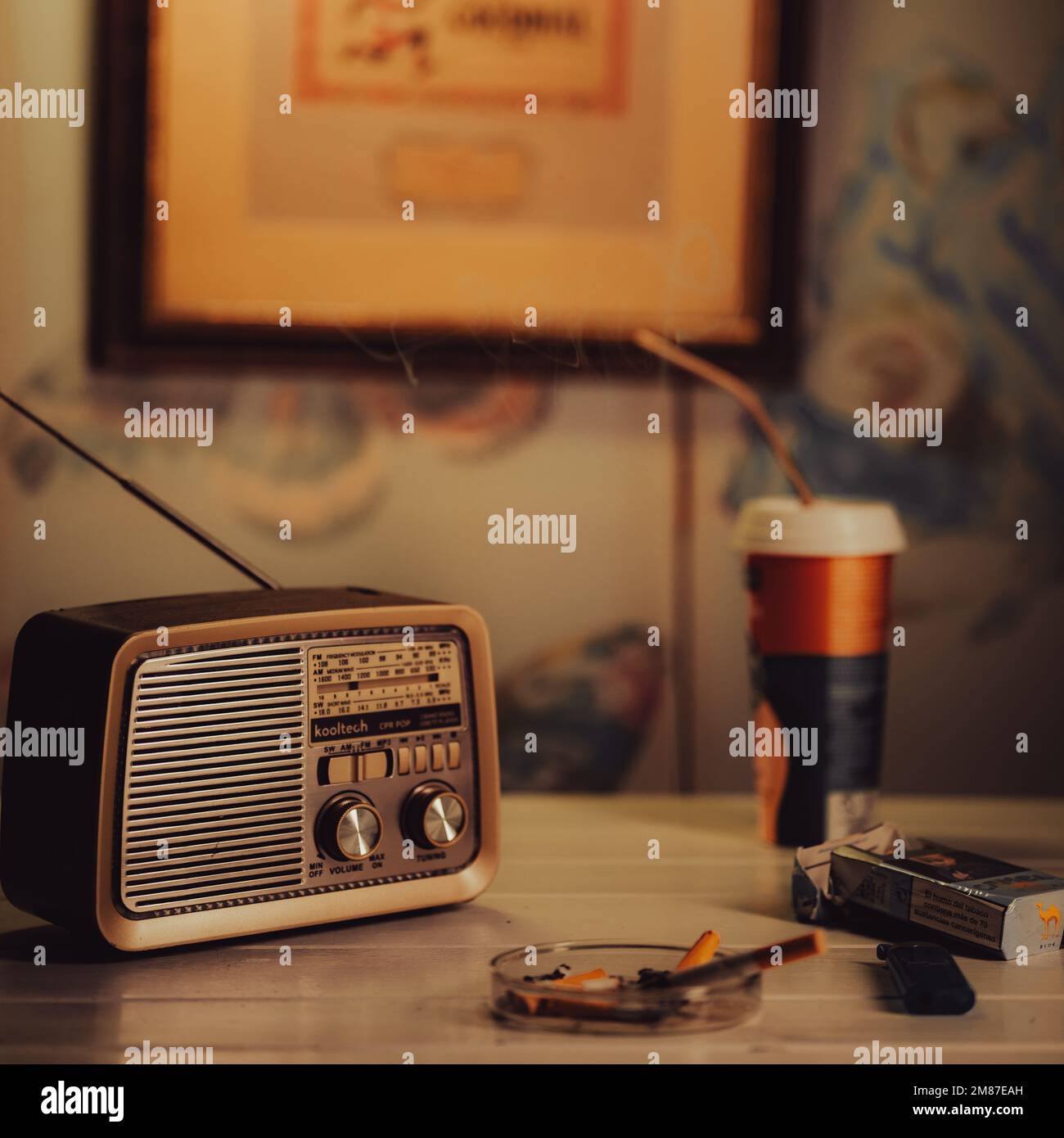 arrière-plan radio jour 13 février vieux équiment sur abli café et cigarettes, intérieur années 70 `s décoration vintage Banque D'Images