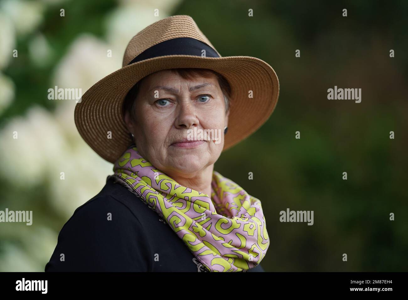 Prendre soin des personnes âgées, prendre soin des vieux parents, la bonne vieille dame dans le chapeau dont ses enfants s'occupent Banque D'Images