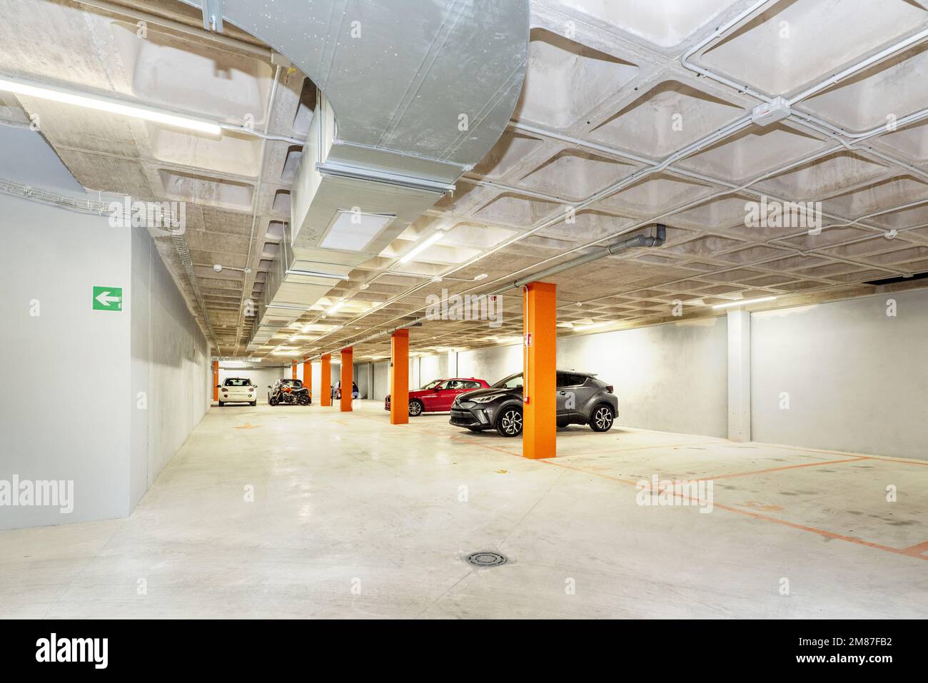 Nouveau garage de bâtiment avec de grands espaces et des voies avec des planchers en béton poli Banque D'Images