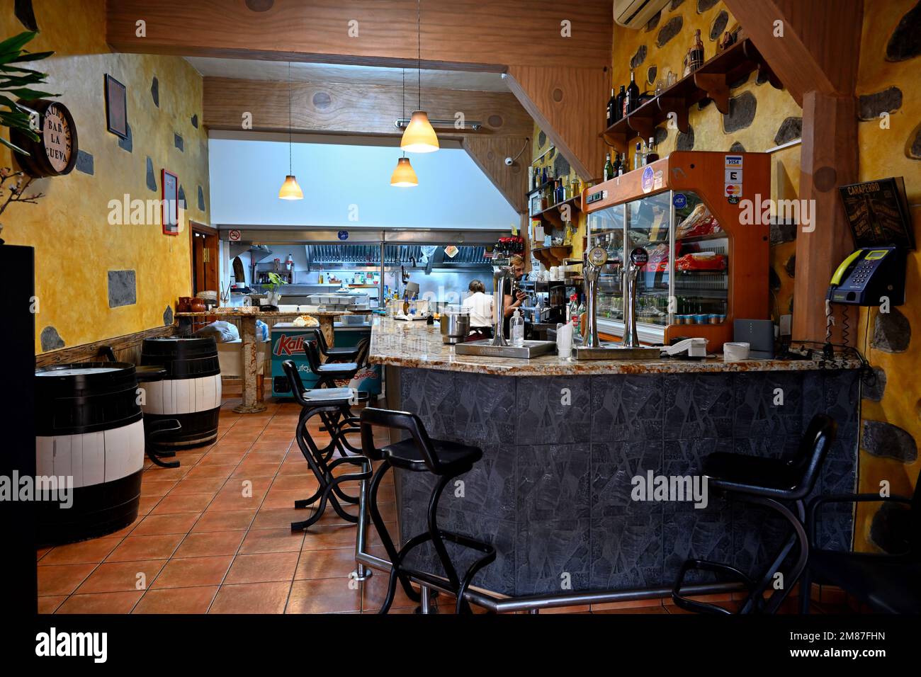 Bar intérieur, restaurant, pizzeria "la Cuenva" dans le village de Canaria de San Bartolomé de Tirajana Banque D'Images
