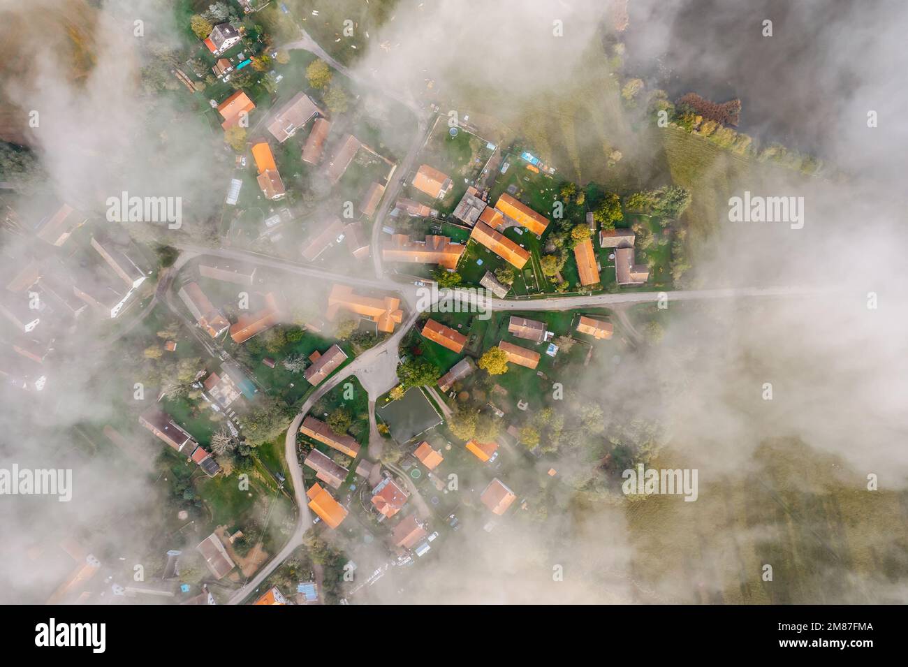 Vue aérienne du petit village dans le brouillard.vue du dessus du domaine traditionnel de l'habitation en tchèque. Vue directe avec un style d'image satellite.Maisons au-dessus Banque D'Images