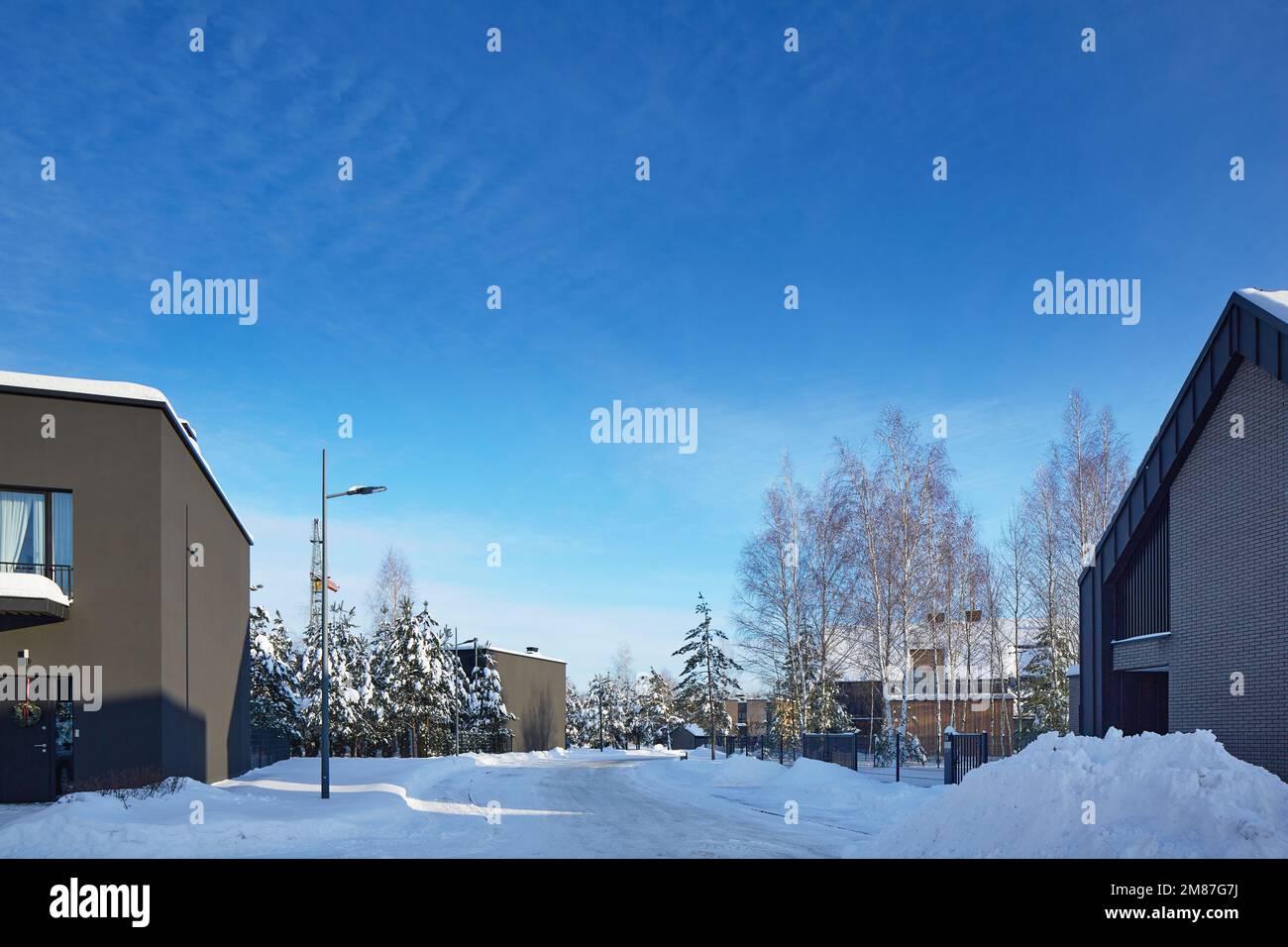 Nouveau bloc moderne d'appartements dans la zone verte en hiver. appartement résidentiel avec bâtiments à l'extérieur. complexe de luxe couvert de neige. City Real es Banque D'Images