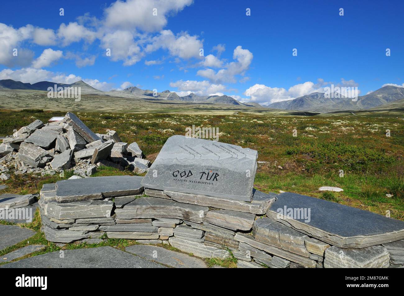 La pierre avec inscription norvégienne sur le fond des montagnes. Parc national de Rondane, Norvège. Banque D'Images