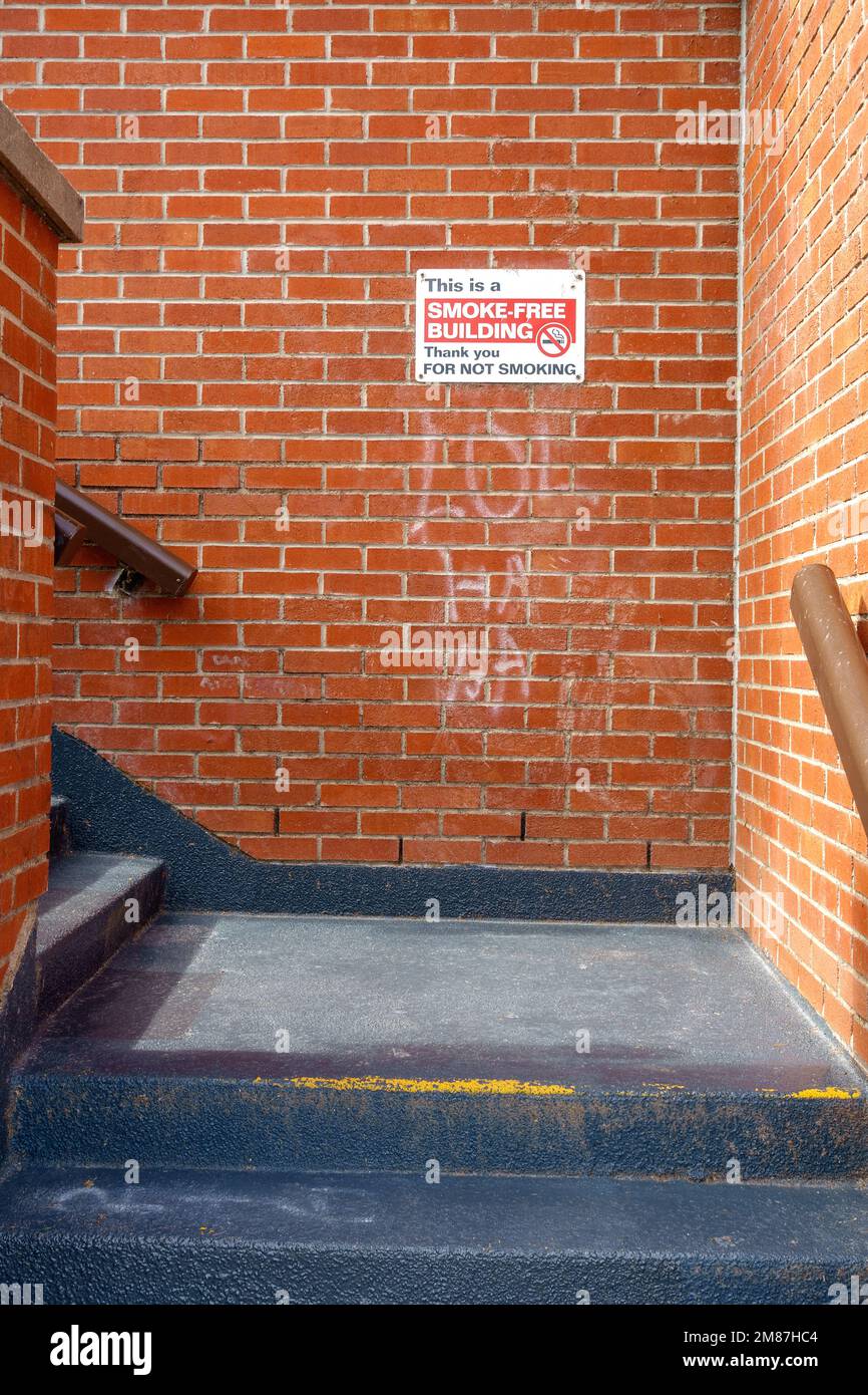 Panneau interdiction de fumer dans l'escalier, Banque D'Images